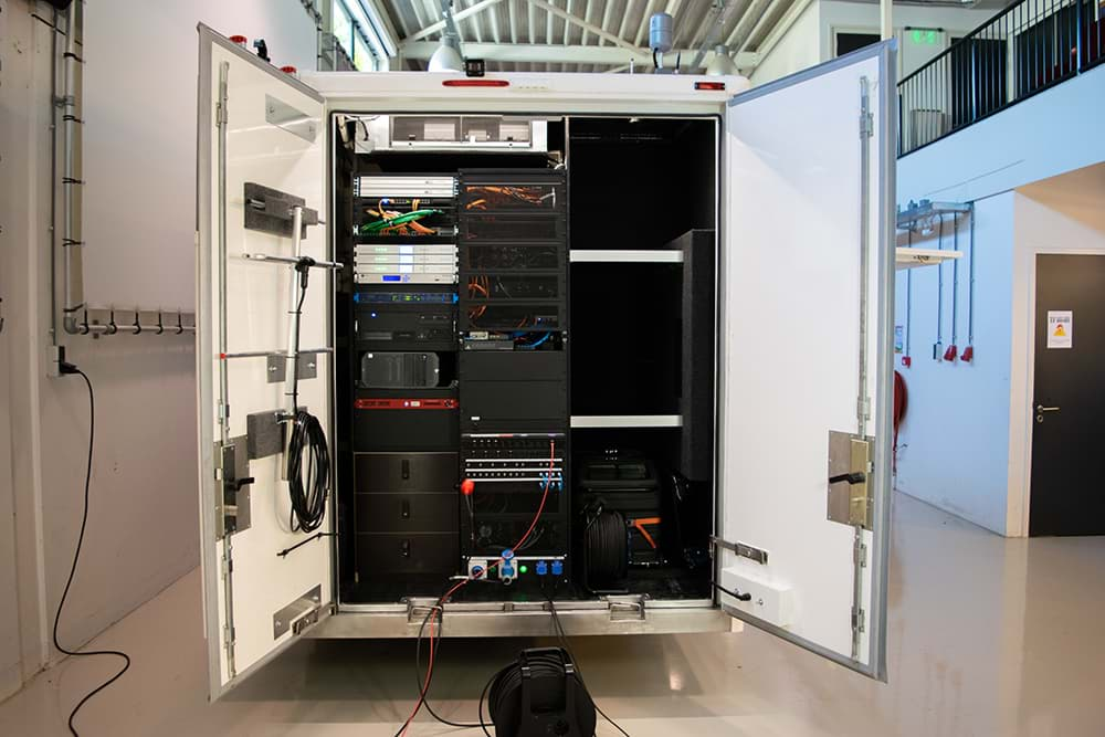 Rijnmond Reportagewagen buitenkant / Telos SDI AoIP Node / OB van / Triple Audio